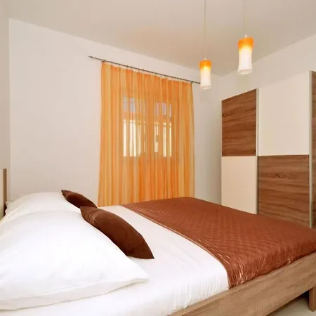 Сasa de vacaciones Mery - Two Bedroom House *
