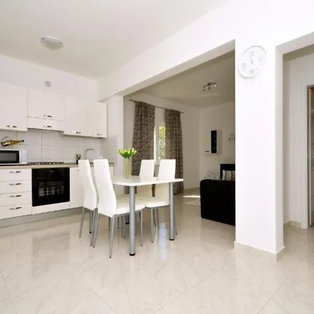 Сasa de vacaciones Mery - Two Bedroom House Vinišće