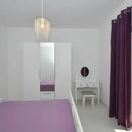 Сasa de vacaciones Mery - Two Bedroom House *