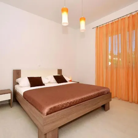 Сasa de vacaciones Mery - Two Bedroom House Vinišće